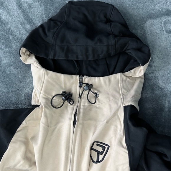 Rise Sportswear Zip-Up Beige/Black Hoodie with Zip-Up Pockets - Size Large - Picture 7 of 8